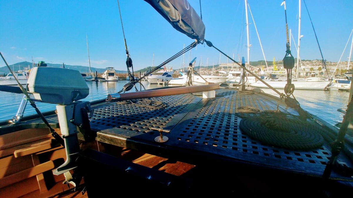 Cubierta Goleta Noi, alquiler barco Galicia