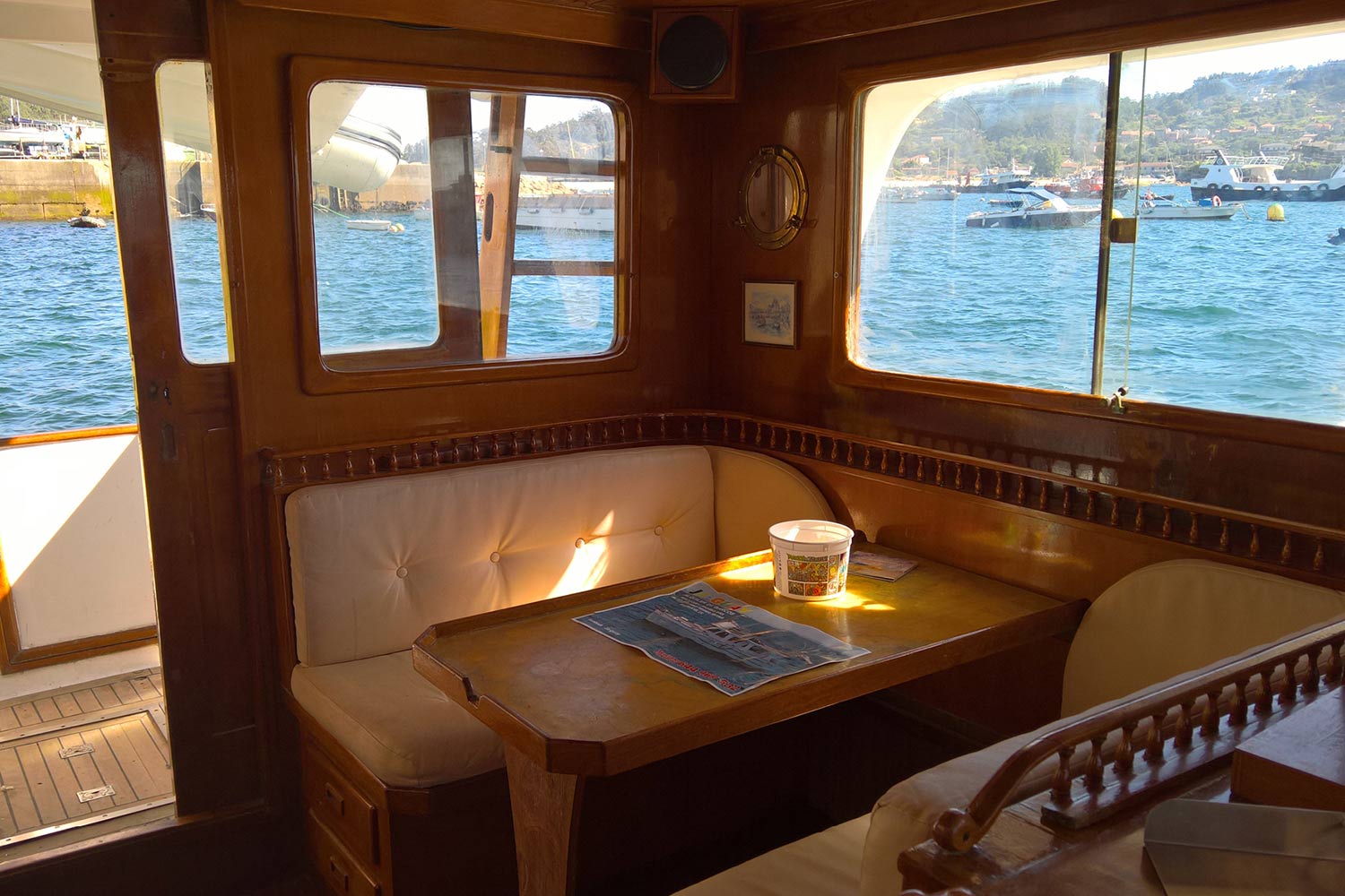 Salón trawler Ja-Guay, alquiler barco Galicia